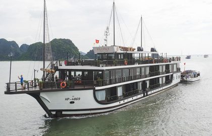 Lan Ha Bay cruise: see Halong Bay in a new way