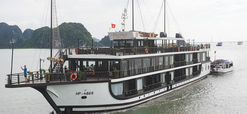 Lan Ha Bay cruise: see Halong Bay in a new way