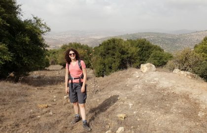 טיול בשמורת הר גודרים: מערות, פרחים ותצפית ללבנון