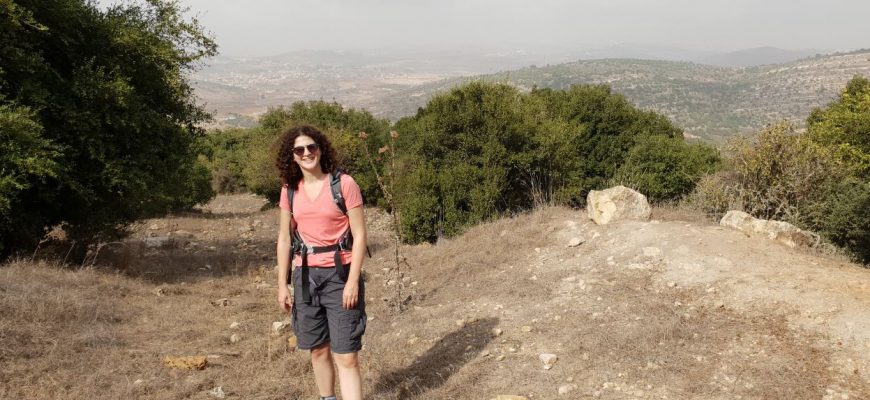 טיול בשמורת הר גודרים: מערות, פרחים ותצפית ללבנון